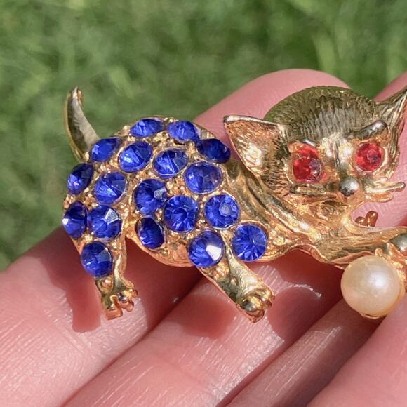 VTG Whimsical Figural Cat Brooch Gold Tone Red Blue Rhinestone Playful Pin - Picture 6 of 8